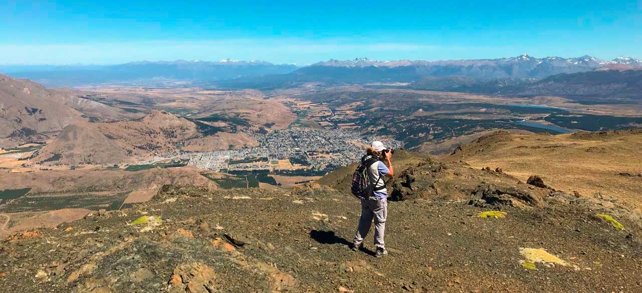 El valle desde el cerro 21, Esquel. En un día claro como el de ayer, se veían las lagunas La Zeta, Carao y Terraplén. Los picos más altos de la cordillera, el glaciar Torrecillas, la Torta y Cocinero. La magnitud del último incendio y el poblado de Trevelin.